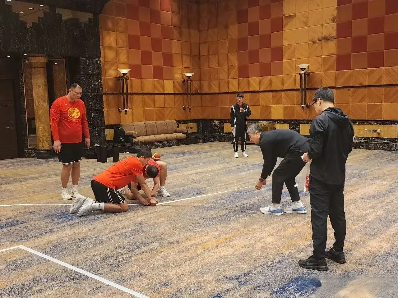 晨三点左右, 出现了许多