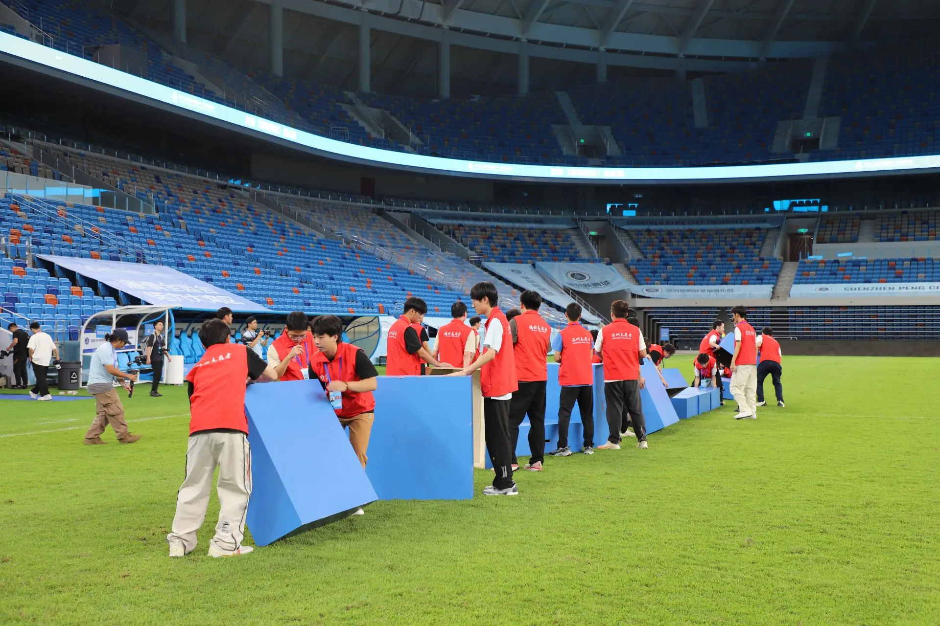 在漆花盆前 在漆花盆前